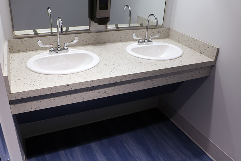 Université Robert Morris comptoirs de salles de bain (toilettes) fabriqués avec le Stratifié de marque Formica®